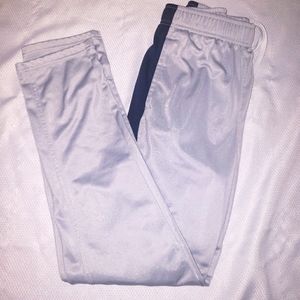 Athletic jogger in grey